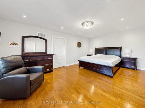 Photo 14 at 27 Wagon Wheel Crescent, Jefferson, Richmond Hill