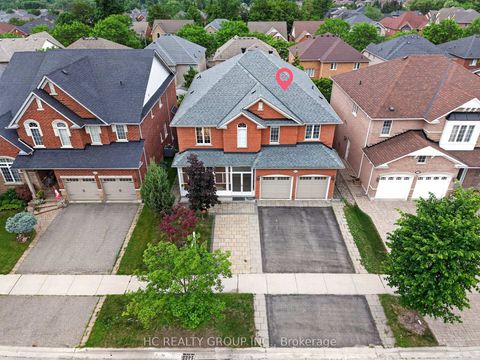 Photo 1 at 21 Wolf Trail Crescent, Jefferson, Richmond Hill