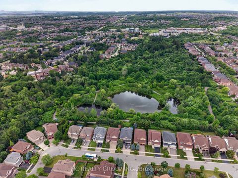 Photo 4 at 21 Wolf Trail Crescent, Jefferson, Richmond Hill