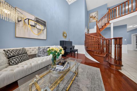 Photo 7 at 21 Wolf Trail Crescent, Jefferson, Richmond Hill