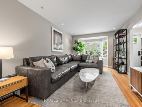 Photo 2 at 19 Parklea Drive, Leaside, Toronto