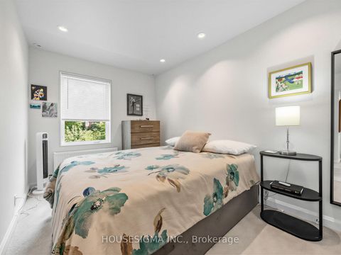 Photo 21 at 19 Parklea Drive, Leaside, Toronto