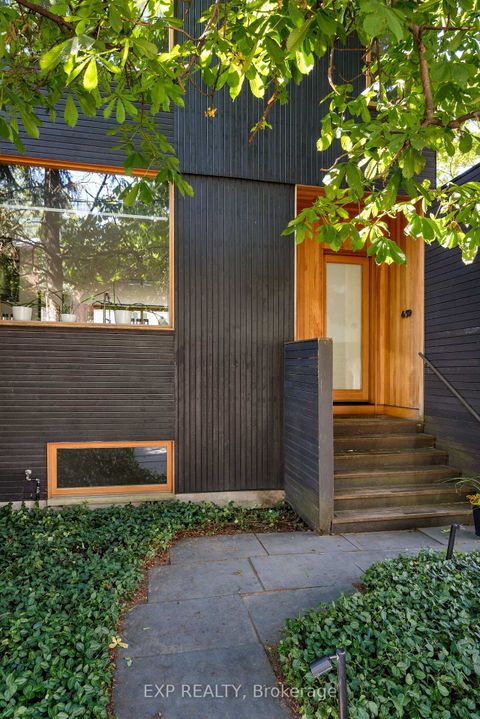 Photo 2 at 639 Wellington Street W, Niagara, Toronto