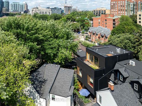 Photo 4 at 639 Wellington Street W, Niagara, Toronto