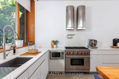 Photo 7 at 639 Wellington Street W, Niagara, Toronto
