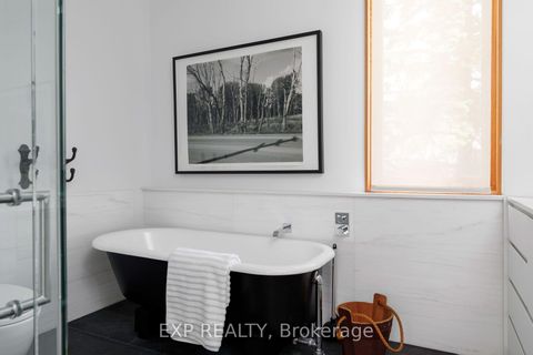 Photo 43 at 639 Wellington Street W, Niagara, Toronto