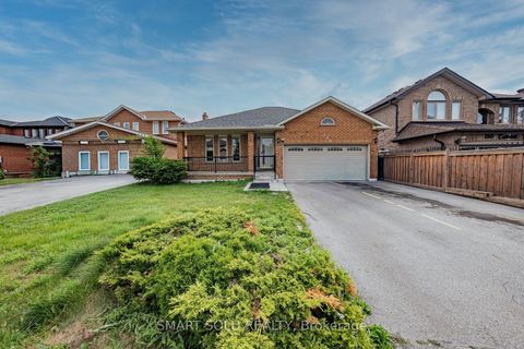 Photo 2 at 148 Castlehill Road, Maple, Vaughan