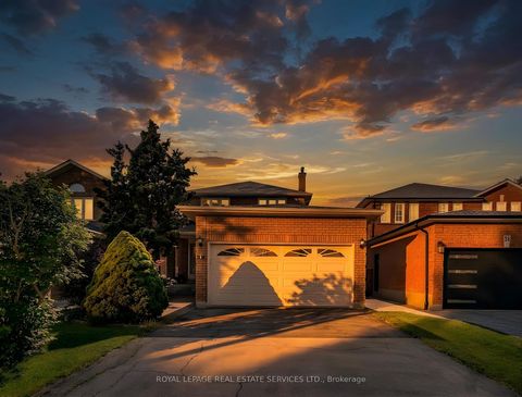Photo 2 at 47 Velvet Crescent, East Woodbridge, Vaughan