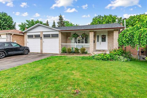 Photo 2 at 874 Sparrow Road, College Manor, Newmarket