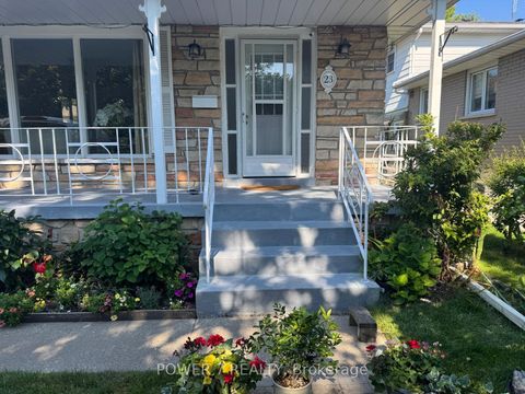 Photo 2 at 23 Donnacona Crescent, West Hill, Toronto