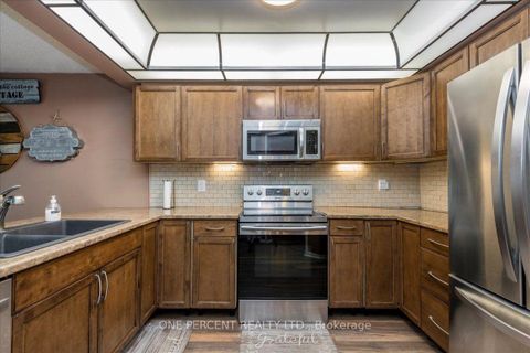 Photo 2 at 194 Livingstone Street W, West Bayfield, Barrie