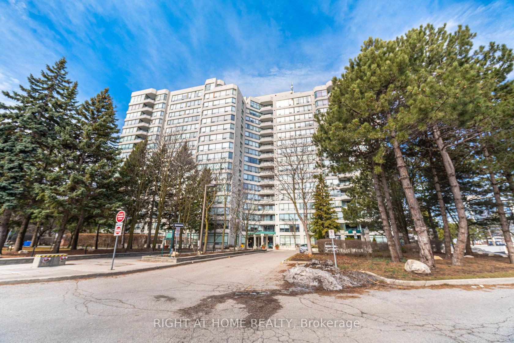 711 - 120 Promenade Circle, Brownridge, Vaughan photo number 2