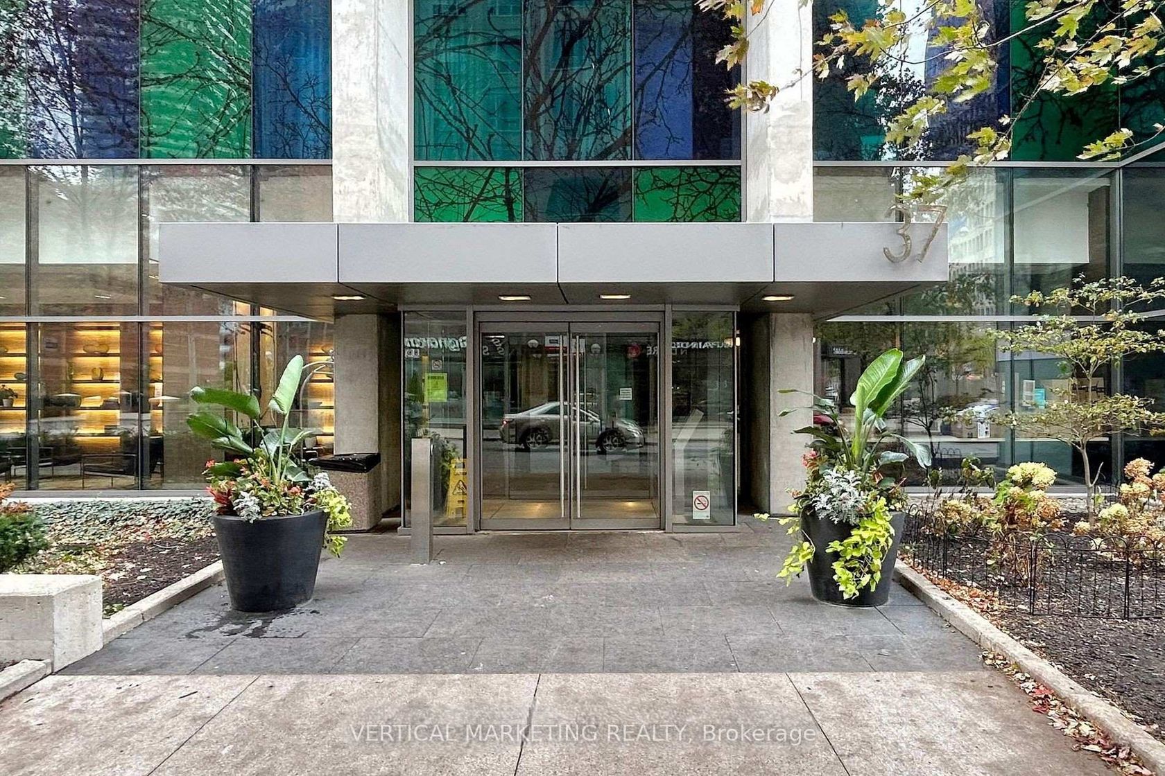 2010 - 37 Grosvenor Street, Bay Street Corridor, Toronto 