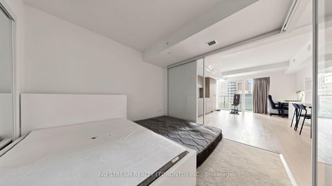 Photo 19 at 1015 - 955 Bay Street, Bay Street Corridor, Toronto