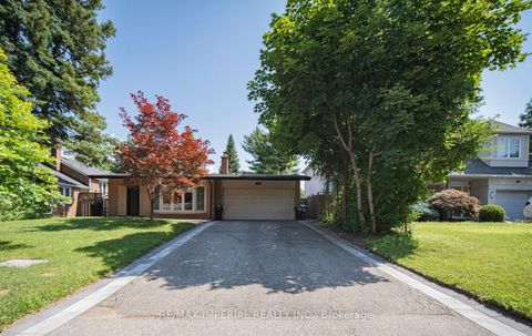 Photo 1 at 4 Quincy Crescent, Henry Farm, Toronto