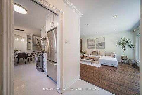 Photo 2 at 4 Quincy Crescent, Henry Farm, Toronto