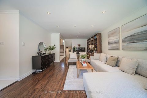 Photo 4 at 4 Quincy Crescent, Henry Farm, Toronto