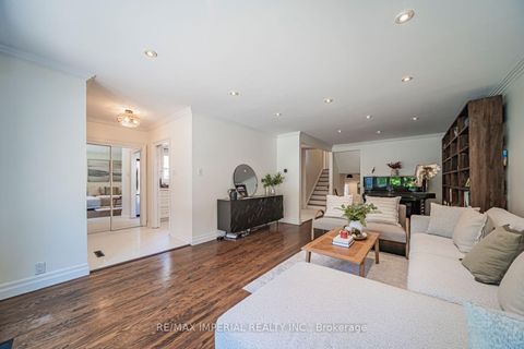 Photo 5 at 4 Quincy Crescent, Henry Farm, Toronto