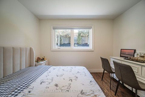 Photo 34 at 4 Quincy Crescent, Henry Farm, Toronto