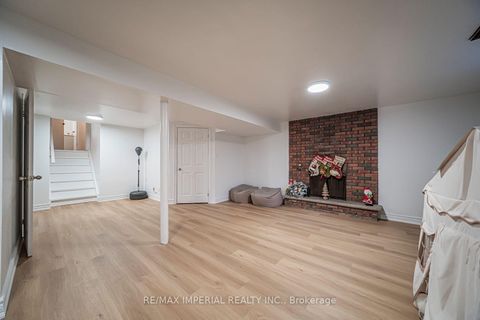 Photo 39 at 4 Quincy Crescent, Henry Farm, Toronto