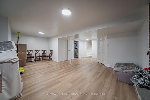 Photo 40 at 4 Quincy Crescent, Henry Farm, Toronto