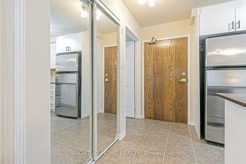 Photo 7 at 305 - 8 Maison Parc Court, Lakeview Estates, Vaughan