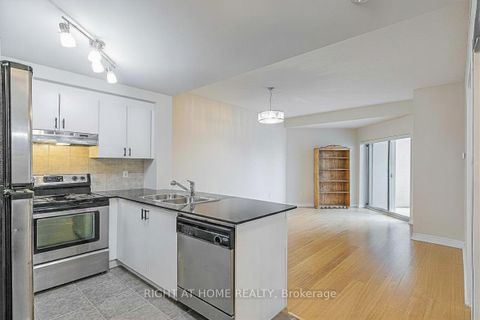 Photo 8 at 305 - 8 Maison Parc Court, Lakeview Estates, Vaughan