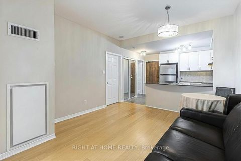 Photo 12 at 305 - 8 Maison Parc Court, Lakeview Estates, Vaughan