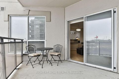 Photo 13 at 305 - 8 Maison Parc Court, Lakeview Estates, Vaughan