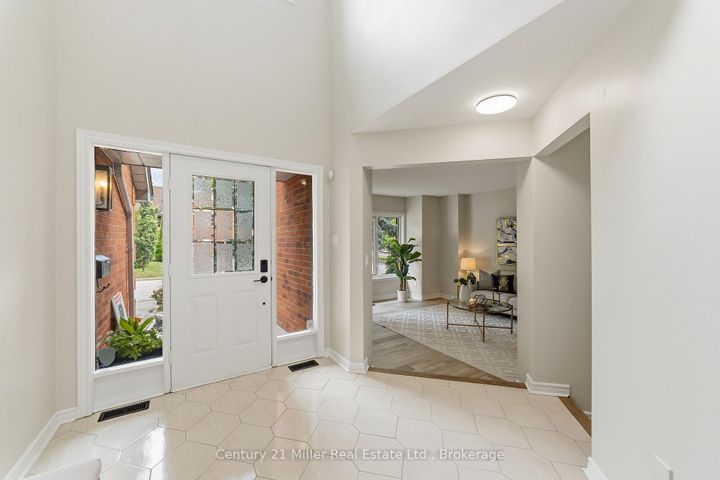 Photo 3 at 3686 St. Laurent Court, Erin Mills, Mississauga