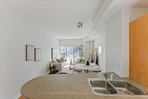 Photo 11 at 619 - 600 Queens Quay W, Waterfront Communities C1, Toronto