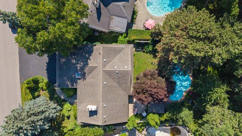 Photo 2 at 4 Prince George Drive, Rosethorn, Toronto