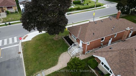 Photo 4 at 2 Midholm Drive, Ionview, Toronto