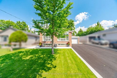 Photo 2 at 24 Millburn Drive, West Deane, Toronto