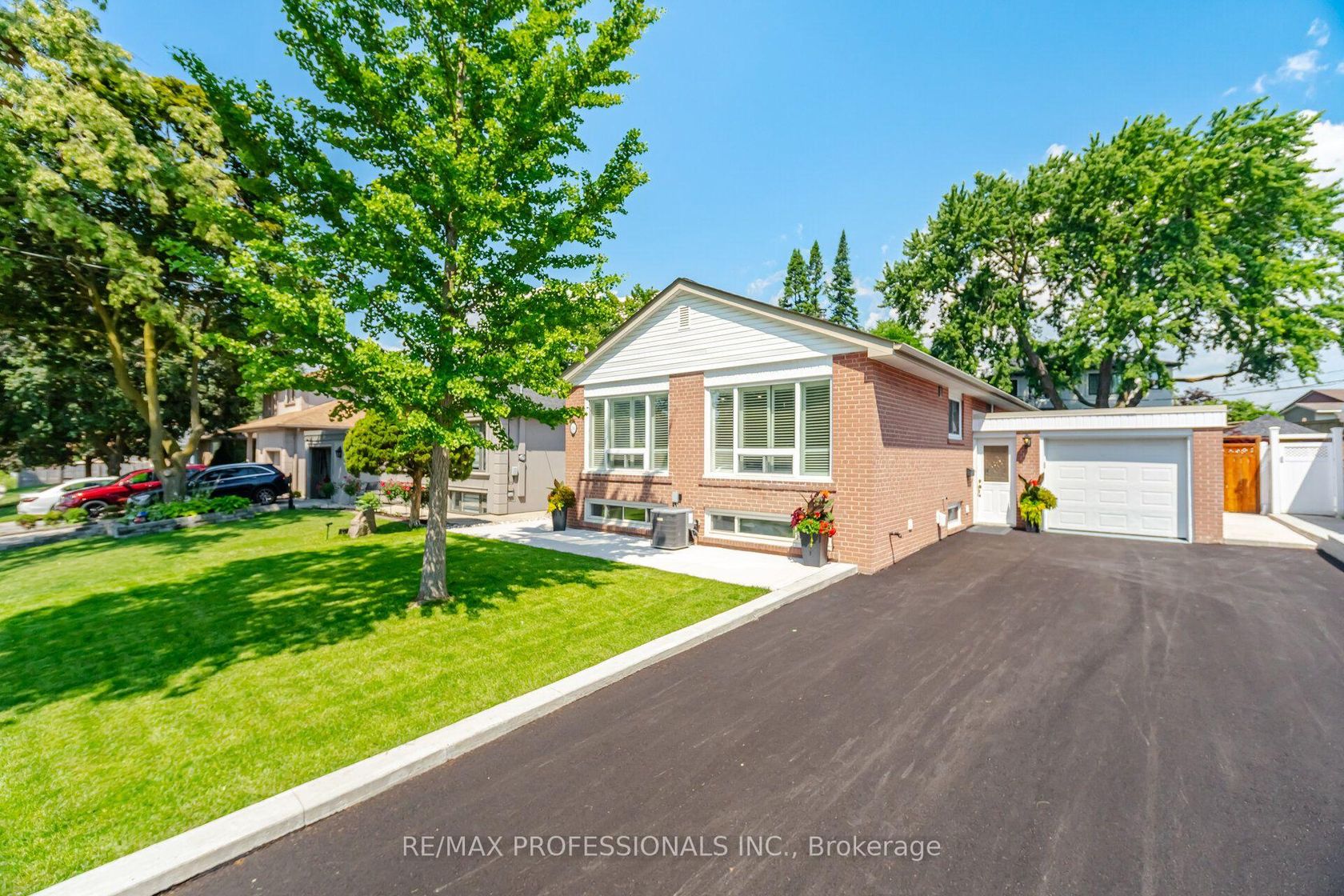 24 Millburn Drive, West Deane, Toronto 