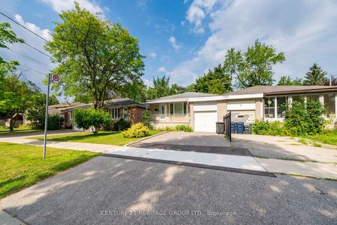 Photo 3 at 33 Elise Terrace, Newtonbrook West, Toronto