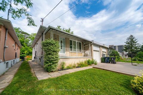 Photo 4 at 33 Elise Terrace, Newtonbrook West, Toronto