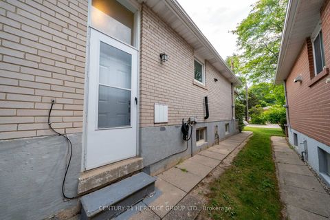Photo 7 at 33 Elise Terrace, Newtonbrook West, Toronto