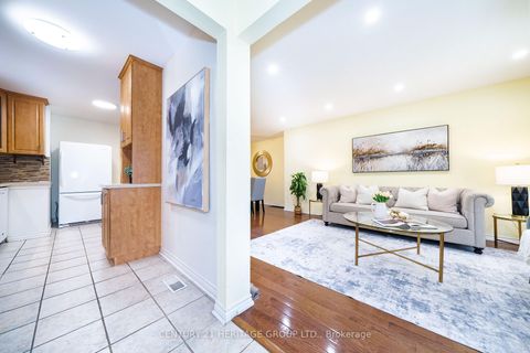 Photo 9 at 33 Elise Terrace, Newtonbrook West, Toronto