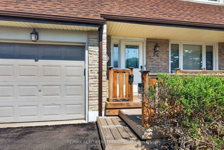 Photo 2 at 86 Bow River Crescent, Streetsville, Mississauga