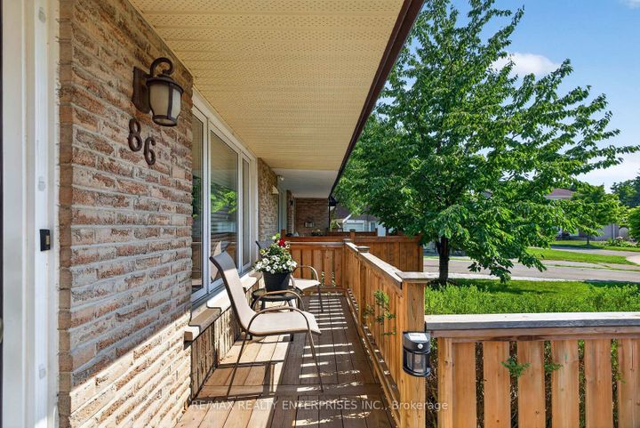 Photo 3 at 86 Bow River Crescent, Streetsville, Mississauga