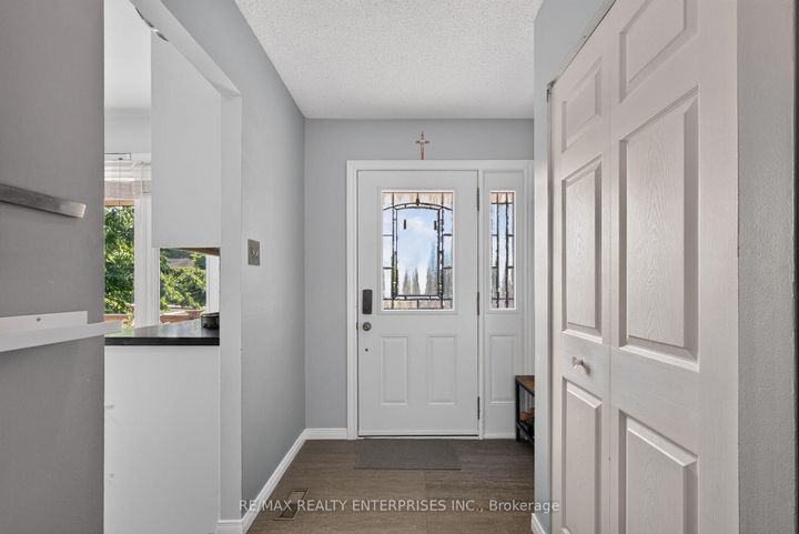 Photo 4 at 86 Bow River Crescent, Streetsville, Mississauga