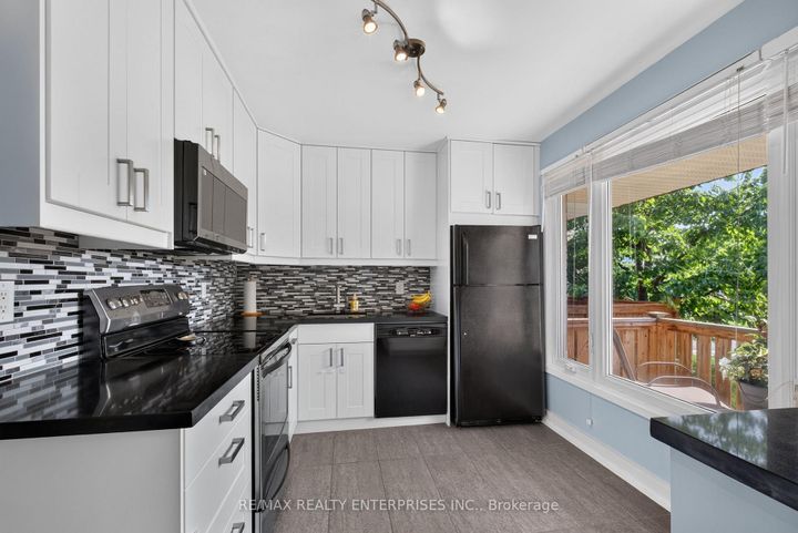 Photo 7 at 86 Bow River Crescent, Streetsville, Mississauga