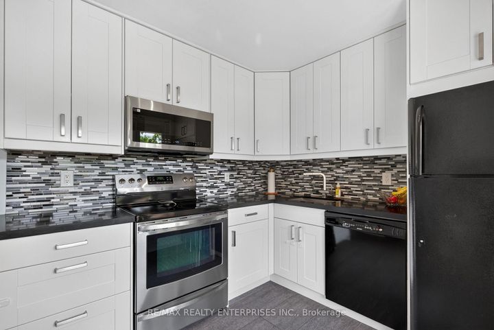 Photo 8 at 86 Bow River Crescent, Streetsville, Mississauga