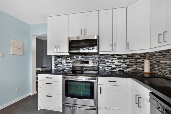 Photo 9 at 86 Bow River Crescent, Streetsville, Mississauga