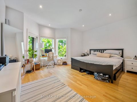 Photo 13 at 427 Crawford Street, Little Italy, Toronto