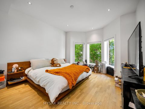Photo 30 at 427 Crawford Street, Little Italy, Toronto