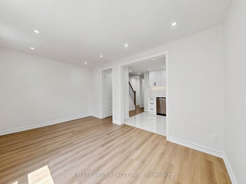 Photo 11 at 38 - 850 Huntingwood Drive, L'Amoreaux, Toronto