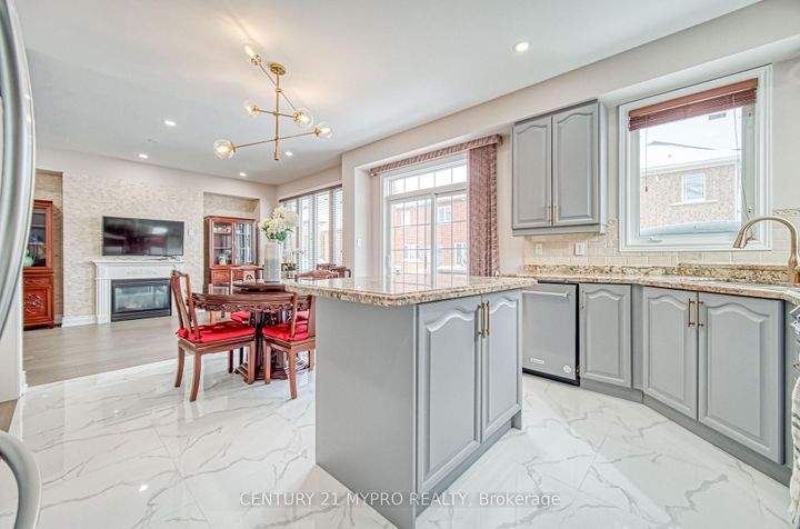 Photo 13 at 72 Vandervoort Drive, Jefferson, Richmond Hill