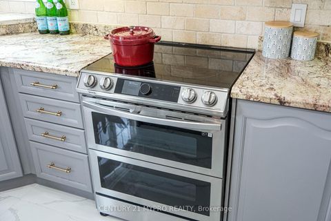 Photo 11 at 72 Vandervoort Drive, Jefferson, Richmond Hill